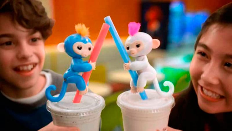 Дети играют в игрушечную обезьянку